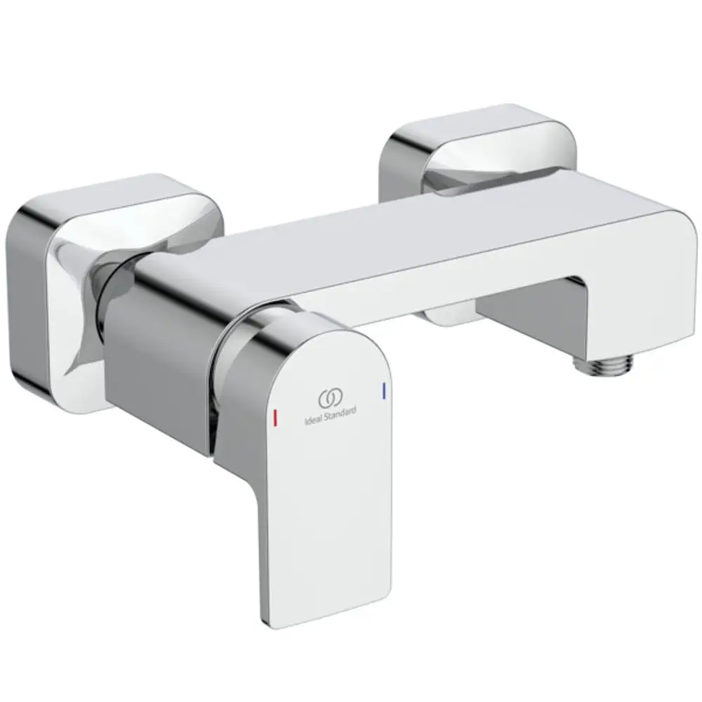 Chromfarbene Brausearmatur mit zwei Steuergriffen für Warm- und Kaltwasser, montiert an einer Wand. Hersteller ist Ideal Standard.